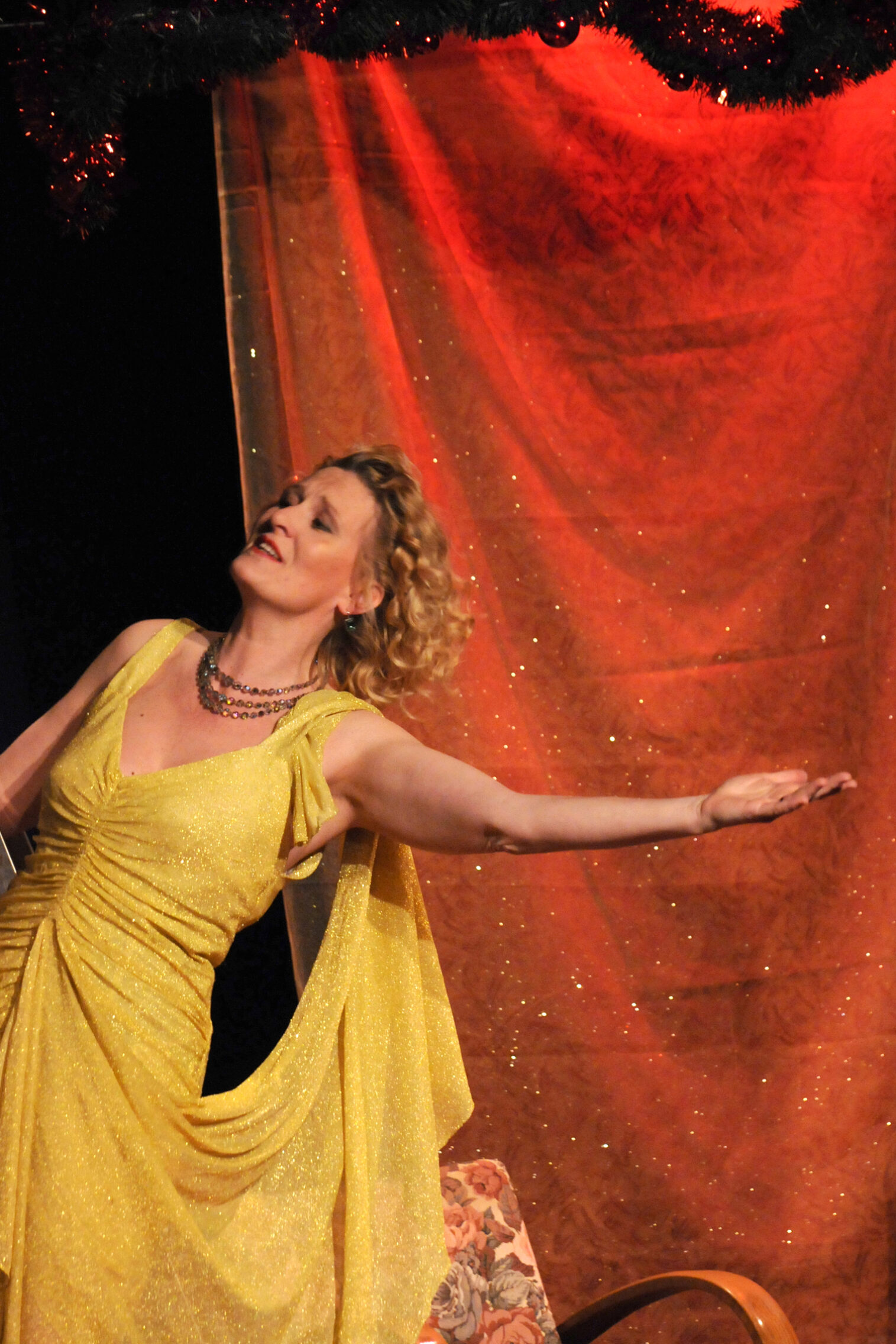 Während der Vorstellung von "Holy Night und Sterneng´spritzter"
im L.E.O., Letztes Erfreuliches Operntheater, am 11. Dezember 2014 in Wien. 
Elena Schreiber und André Bauer, Sergey Fadeev am Klavier, Knopfharmonika und Balalaika.